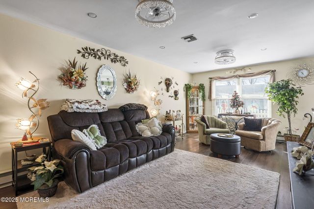 4 Aspen Plaza 4A, Monroe, NJ 08831