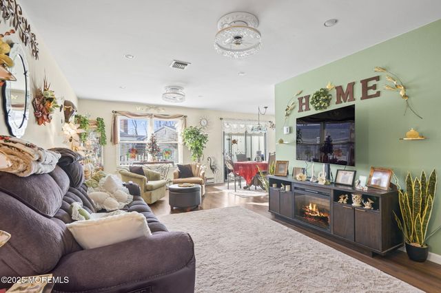 4 Aspen Plaza 4A, Monroe, NJ 08831