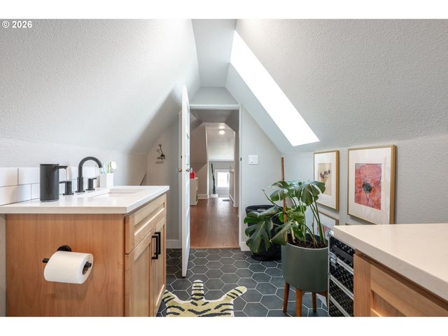 461 Se 72ND Ave, Portland, OR 97215