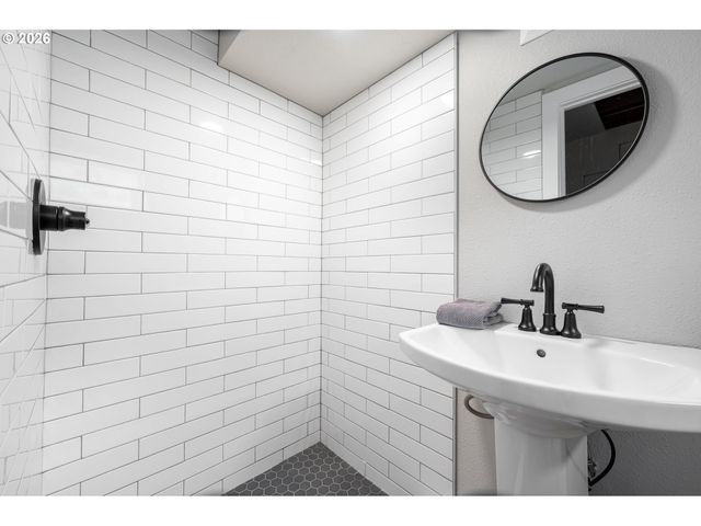 461 Se 72ND Ave, Portland, OR 97215