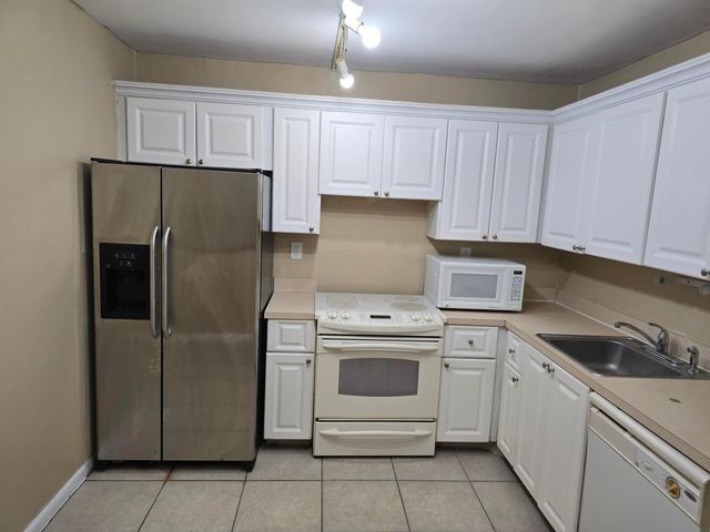 711 N Pine Island Road 213, Plantation, FL 33324