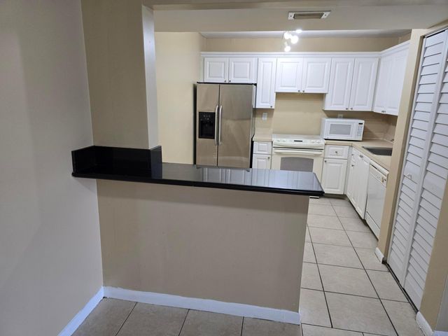 711 N Pine Island Road 213, Plantation, FL 33324