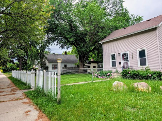 523 11th Street N, Moorhead, MN 56560