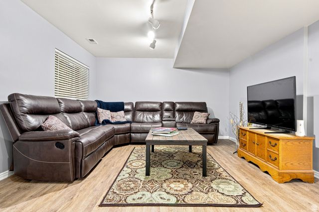 1368 EASTPOINT DR, Sandy, UT 84092