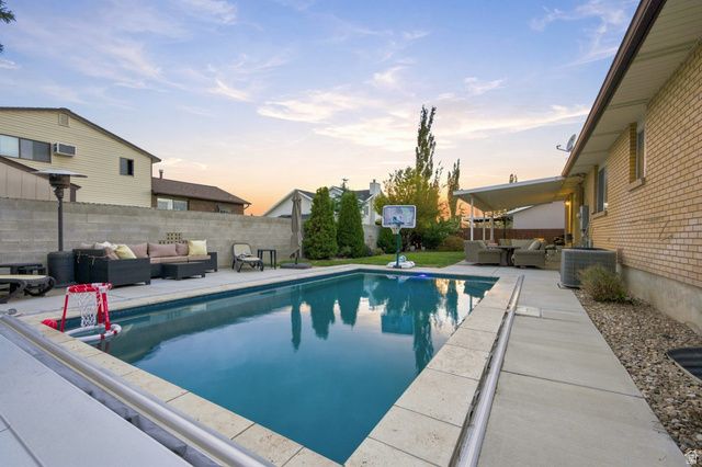 1368 EASTPOINT DR, Sandy, UT 84092