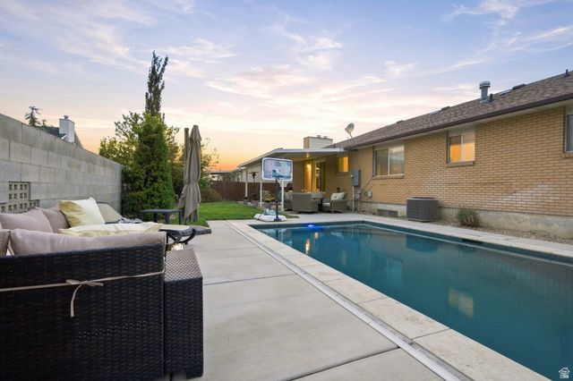 1368 EASTPOINT DR, Sandy, UT 84092