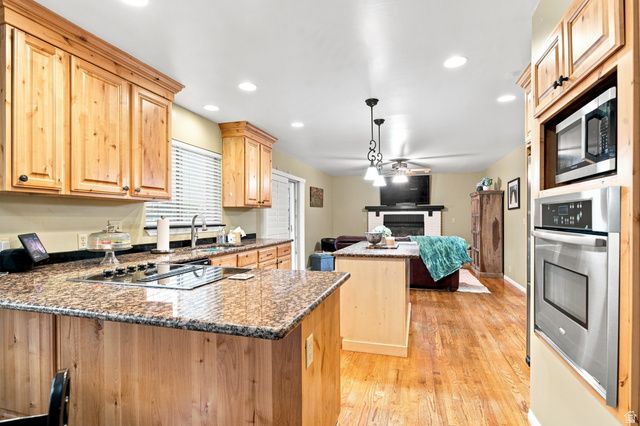 1368 EASTPOINT DR, Sandy, UT 84092