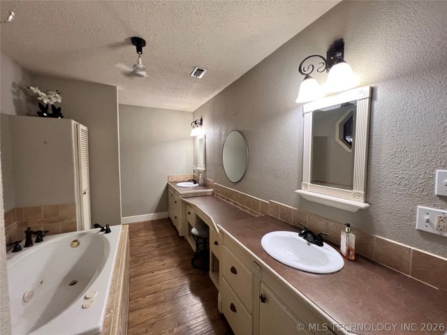 11782 Oak Ridge Street, Kingston, OK 73439