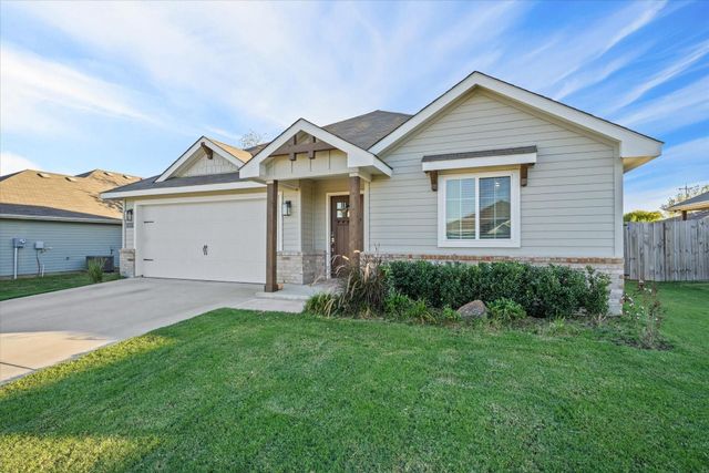 104 Arrowhead Drive, Sanger, TX 76266