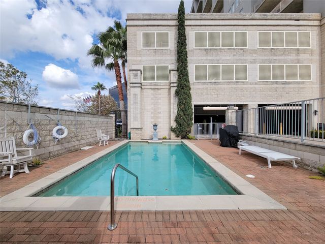2520 Robinhood 800, Houston, TX 77005