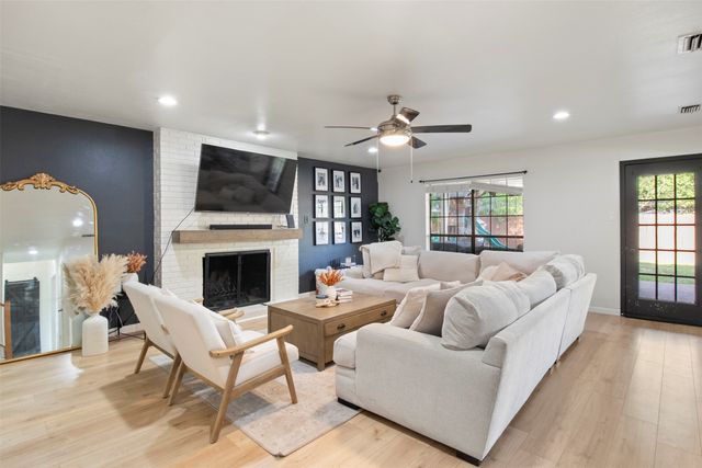 2303 Fall River Drive, Arlington, TX 76006