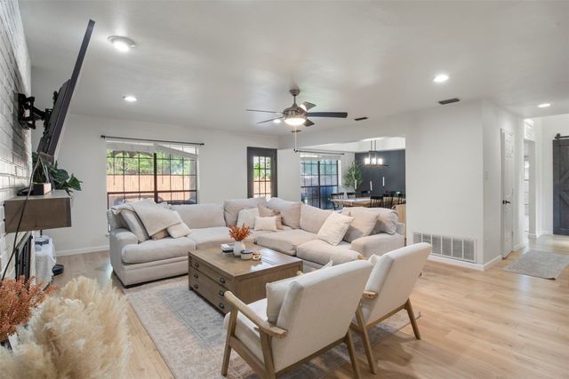 2303 Fall River Drive, Arlington, TX 76006