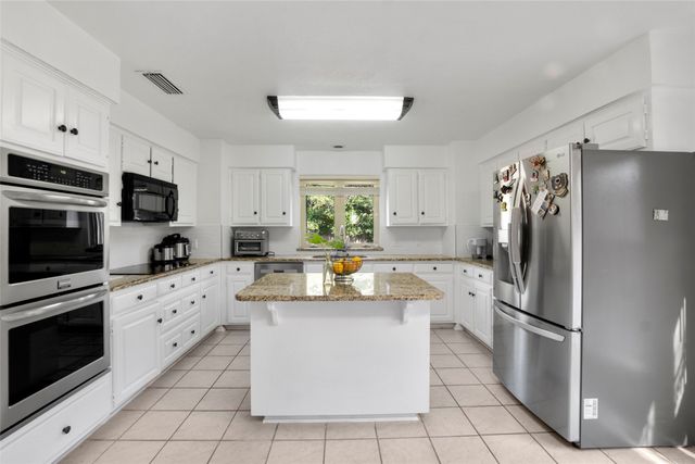 2303 Fall River Drive, Arlington, TX 76006