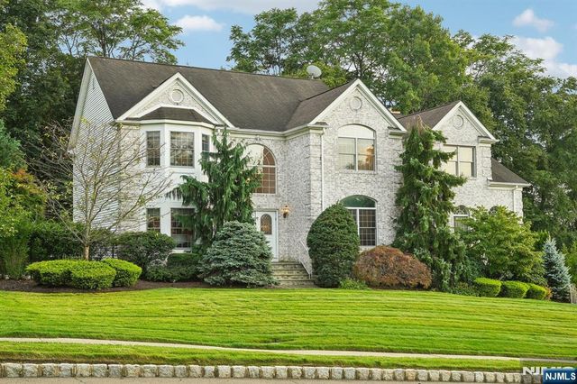 16 Apple Lane, Wayne, NJ 07470