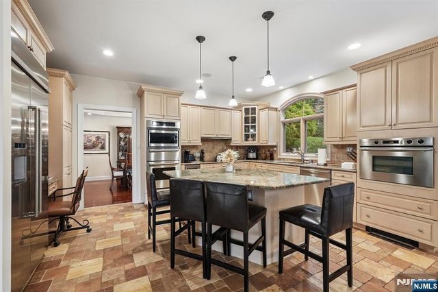 16 Apple Lane, Wayne, NJ 07470