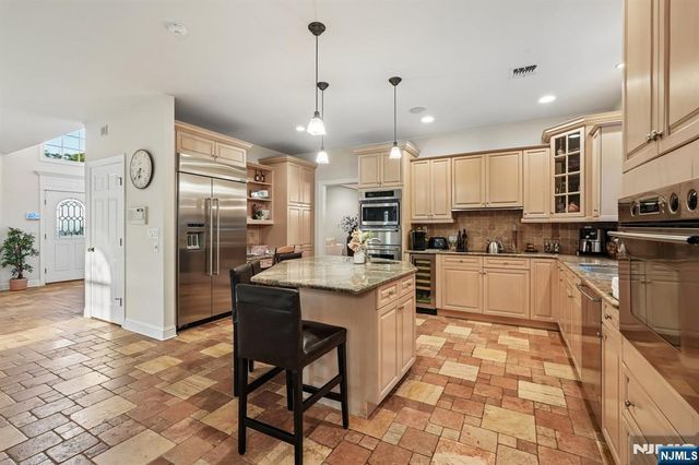16 Apple Lane, Wayne, NJ 07470