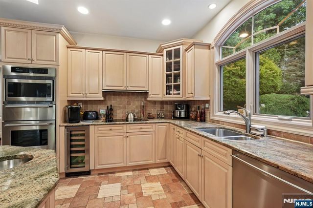 16 Apple Lane, Wayne, NJ 07470
