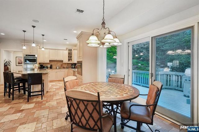16 Apple Lane, Wayne, NJ 07470