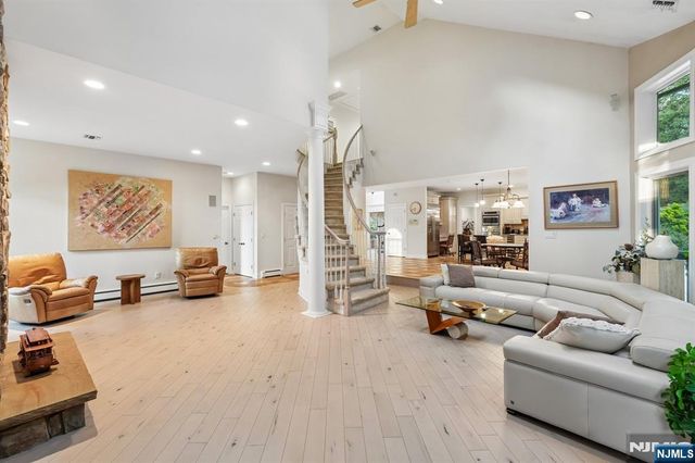 16 Apple Lane, Wayne, NJ 07470