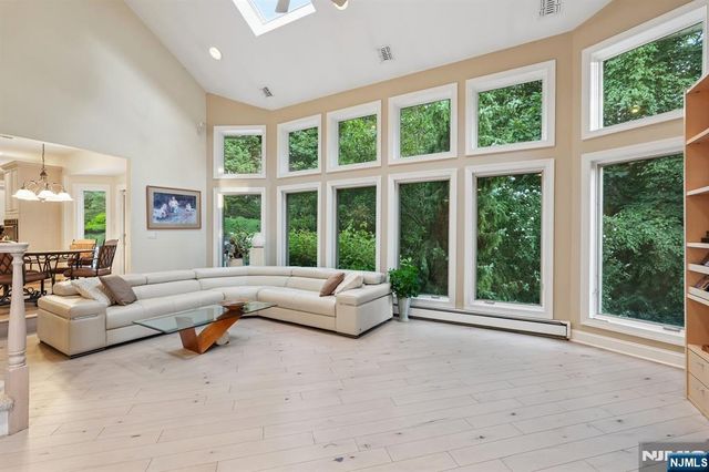 16 Apple Lane, Wayne, NJ 07470