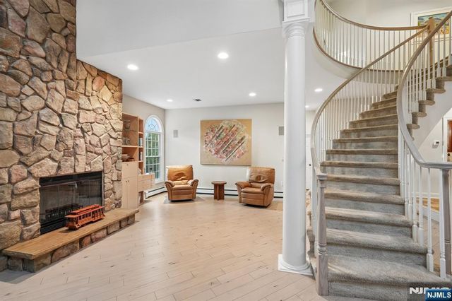 16 Apple Lane, Wayne, NJ 07470