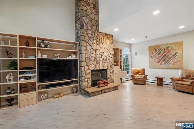 16 Apple Lane, Wayne, NJ 07470