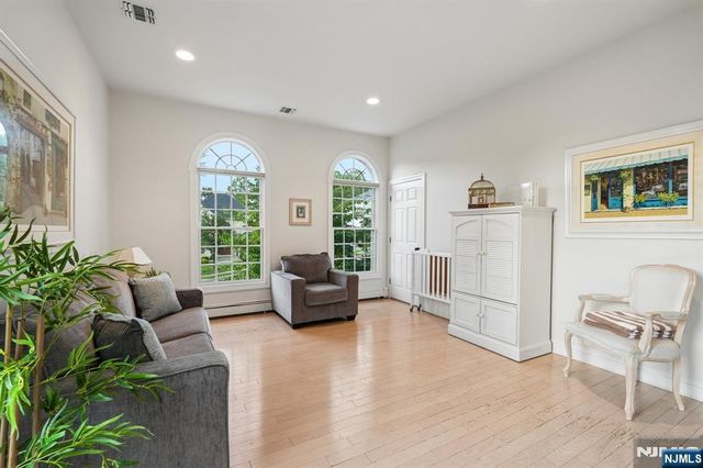 16 Apple Lane, Wayne, NJ 07470