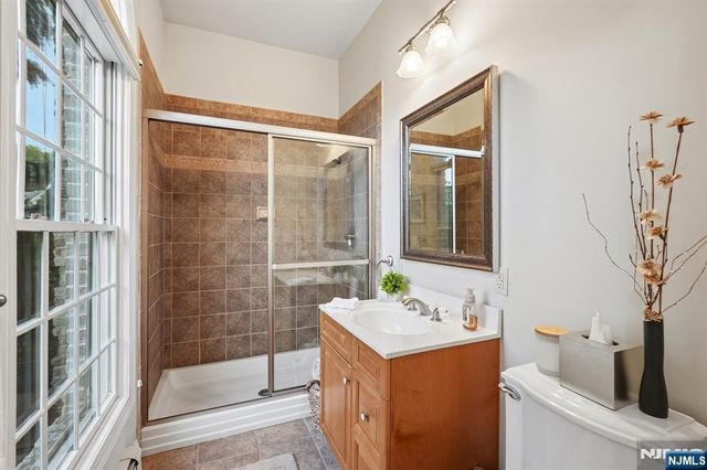 16 Apple Lane, Wayne, NJ 07470