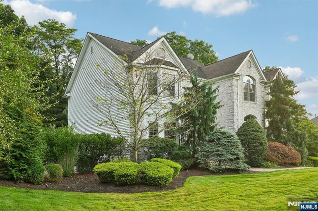 16 Apple Lane, Wayne, NJ 07470