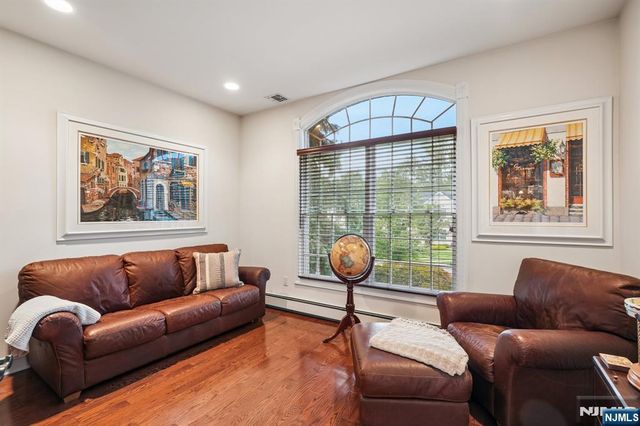 16 Apple Lane, Wayne, NJ 07470