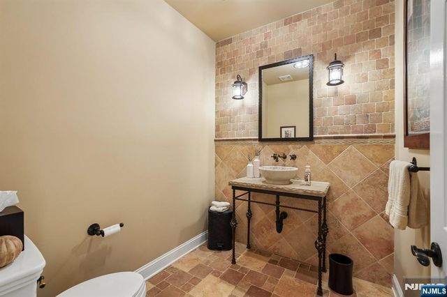 16 Apple Lane, Wayne, NJ 07470