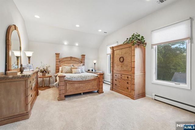 16 Apple Lane, Wayne, NJ 07470