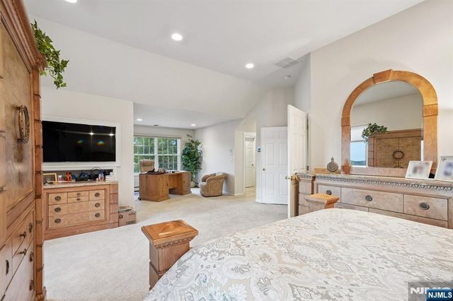 16 Apple Lane, Wayne, NJ 07470