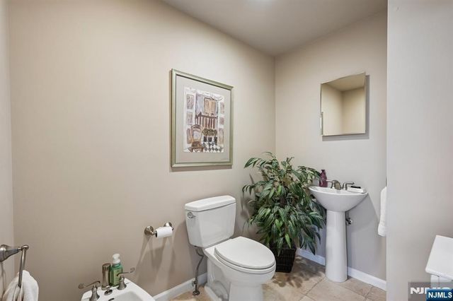 16 Apple Lane, Wayne, NJ 07470