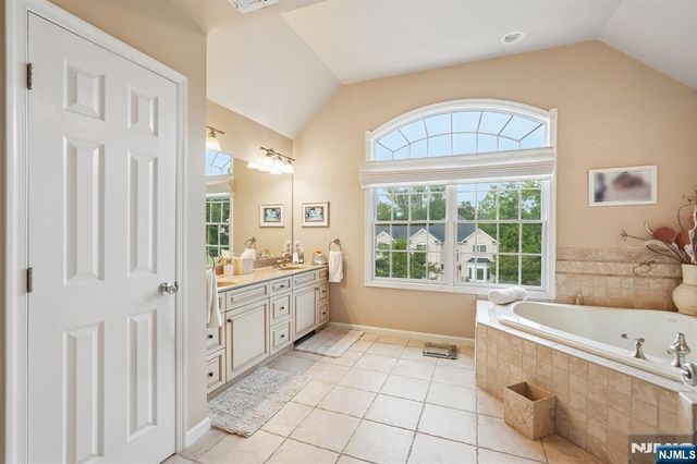 16 Apple Lane, Wayne, NJ 07470