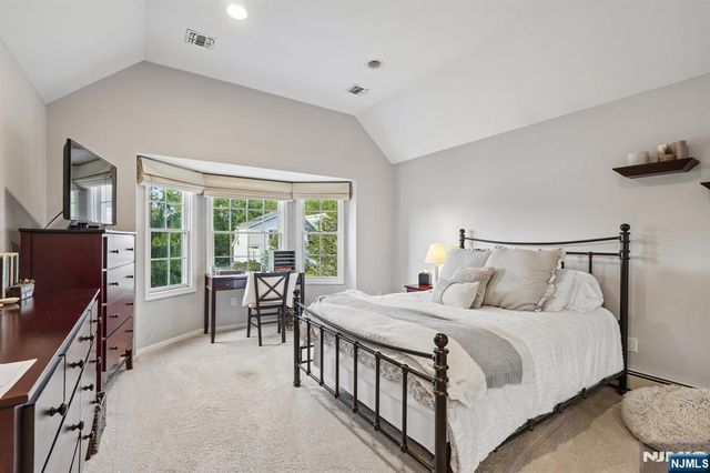 16 Apple Lane, Wayne, NJ 07470