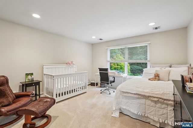 16 Apple Lane, Wayne, NJ 07470