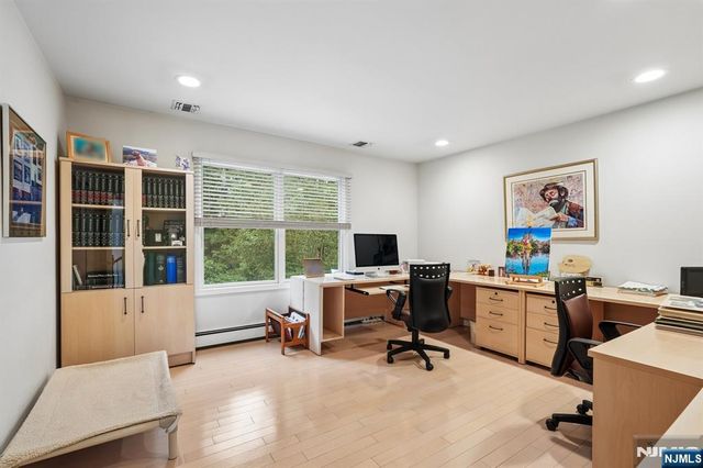 16 Apple Lane, Wayne, NJ 07470