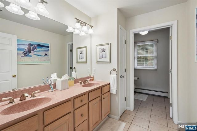 16 Apple Lane, Wayne, NJ 07470