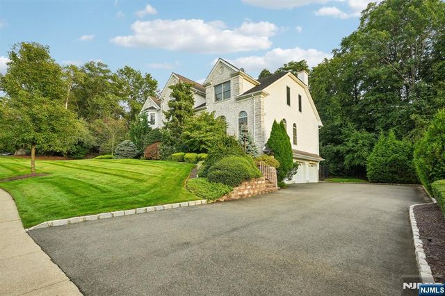 16 Apple Lane, Wayne, NJ 07470