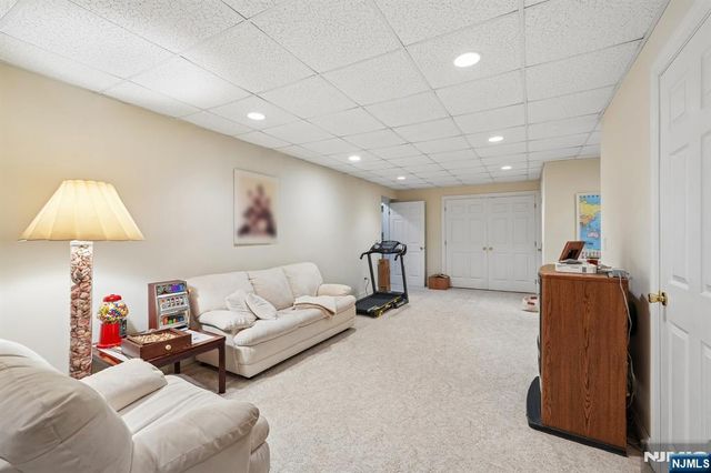 16 Apple Lane, Wayne, NJ 07470