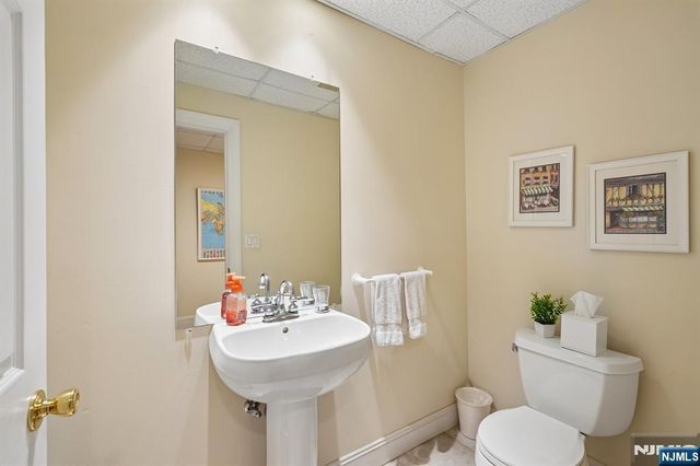 16 Apple Lane, Wayne, NJ 07470