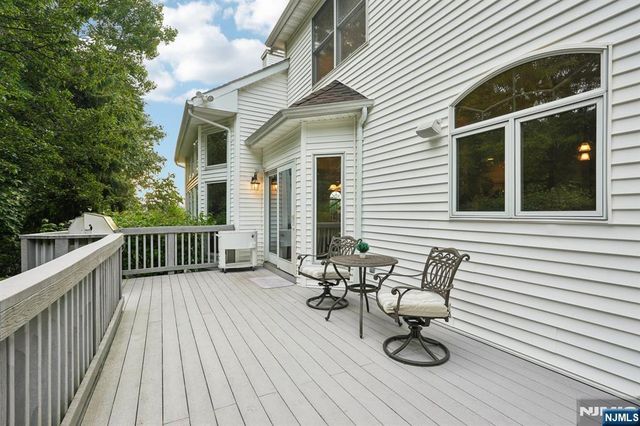 16 Apple Lane, Wayne, NJ 07470