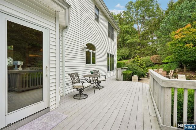 16 Apple Lane, Wayne, NJ 07470