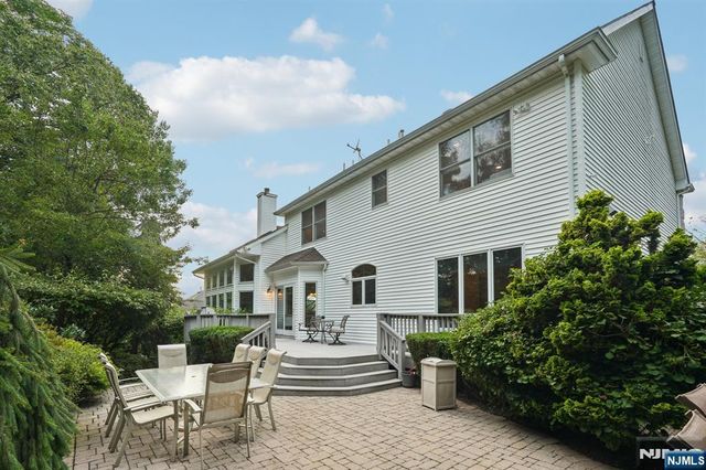 16 Apple Lane, Wayne, NJ 07470