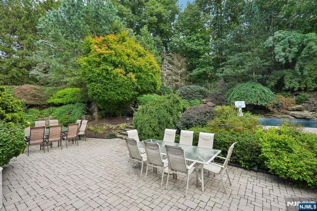 16 Apple Lane, Wayne, NJ 07470