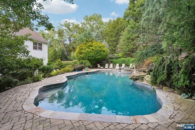 16 Apple Lane, Wayne, NJ 07470