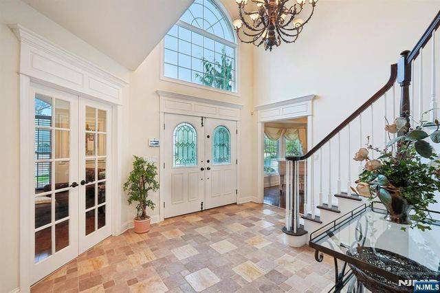 16 Apple Lane, Wayne, NJ 07470