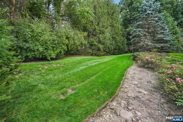 16 Apple Lane, Wayne, NJ 07470
