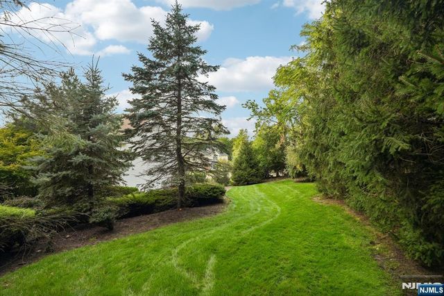 16 Apple Lane, Wayne, NJ 07470